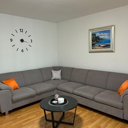 Garden Apartment Dina With Free Parking สปลิท ภายนอก รูปภาพ