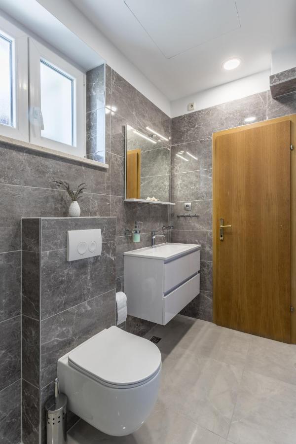 Garden Apartment Dina With Free Parking สปลิท ภายนอก รูปภาพ